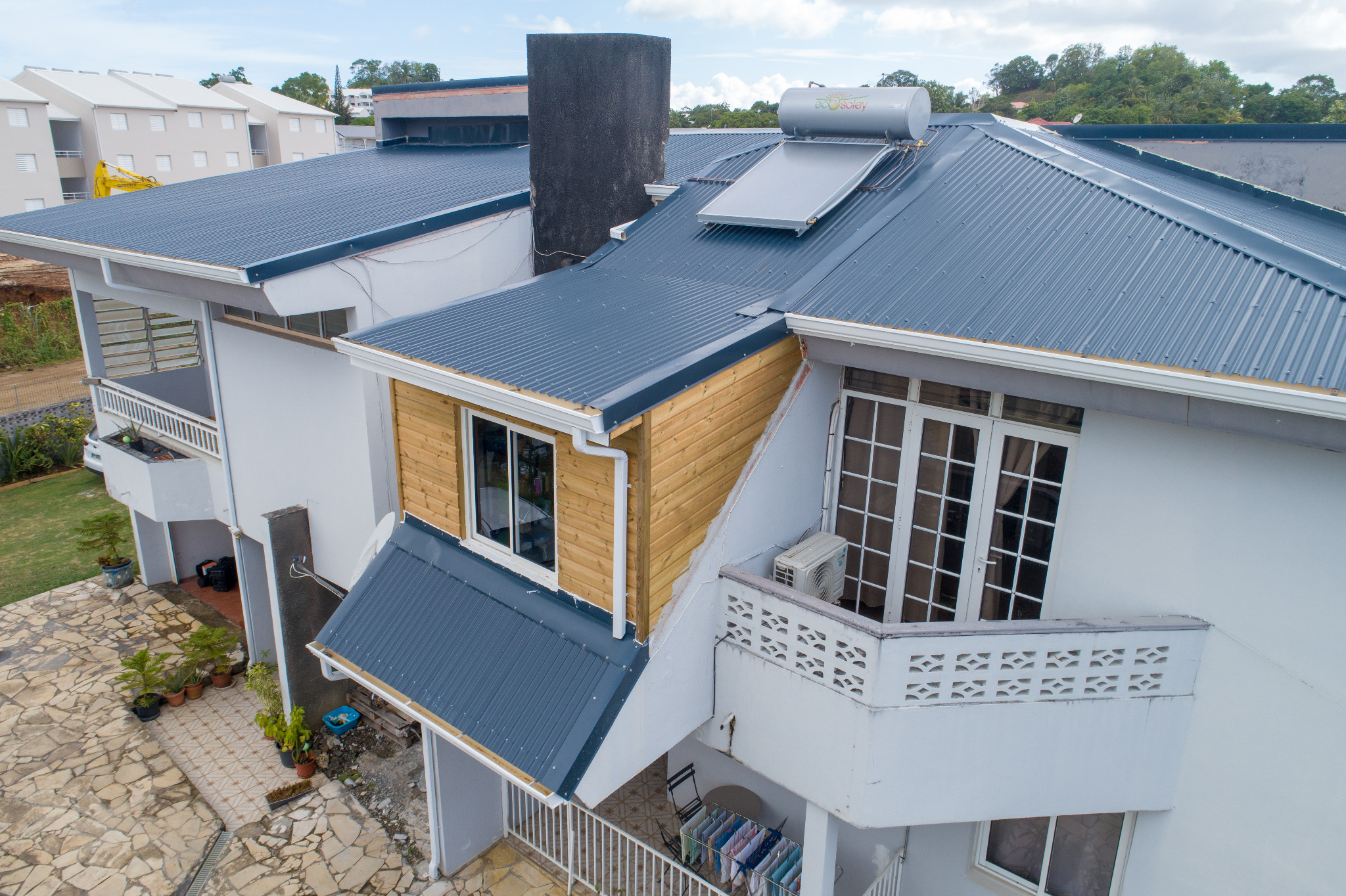 Projet 2 — tôle bleue, lucarne bois, chauffe‑eau solaire